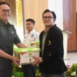 PENYERAHAN-SIMBOLIS-Waka-IV-DPRD-Provinsi-Lampung