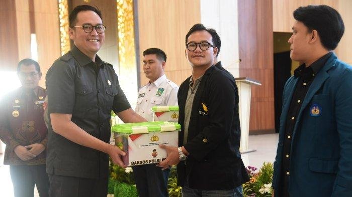 PENYERAHAN-SIMBOLIS-Waka-IV-DPRD-Provinsi-Lampung